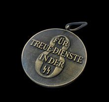 Lade das Bild in den Galerie-Viewer, SS-Dienstauszeichnung 3. Stufe Medaille für 8 Dienstjahre Petz & Lorenz