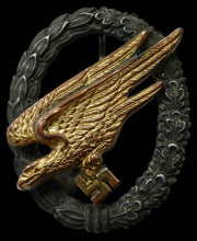 Lade das Bild in den Galerie-Viewer, Ein Fallschirmjäger-Abzeichen der Luftwaffe aus dem späten Krieg.