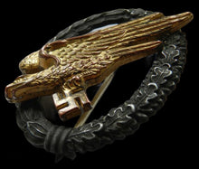 Lade das Bild in den Galerie-Viewer, Ein Fallschirmjäger-Abzeichen der Luftwaffe aus dem späten Krieg.