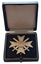 Lade das Bild in den Galerie-Viewer, Kriegsverdienstkreuz 1. Klasse mit Schwertern, im Etui,Buntmetall.