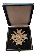 Lade das Bild in den Galerie-Viewer, Kriegsverdienstkreuz 1. Klasse mit Schwertern, im Etui,Buntmetall.