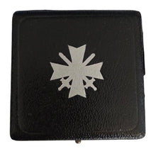 Lade das Bild in den Galerie-Viewer, Kriegsverdienstkreuz 1. Klasse mit Schwertern, im Etui,Buntmetall.