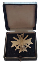 Lade das Bild in den Galerie-Viewer, Kriegsverdienstkreuz 1. Klasse mit Schwertern, im Etui,Buntmetall.