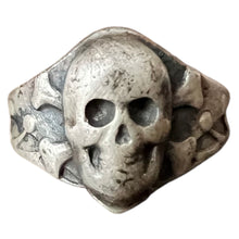 Lade das Bild in den Galerie-Viewer, Ring Tottenkopf SS Silber 935 Souvenir
