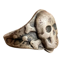 Lade das Bild in den Galerie-Viewer, Ring Tottenkopf SS Silber 935 Souvenir
