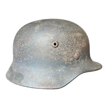 Lade das Bild in den Galerie-Viewer, Luftwaffe Stahlhelm M40 mit Rautarnlackierung
