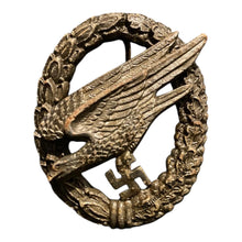 Lade das Bild in den Galerie-Viewer, Fallschirmschützenabzeichen der Luftwaffe – Hersteller Paul Meybauer, Berlin Bofu
